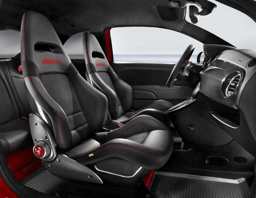  Fiat 695 Abarth Tributo Ferrari 2010 года  (фото 8 из 8)